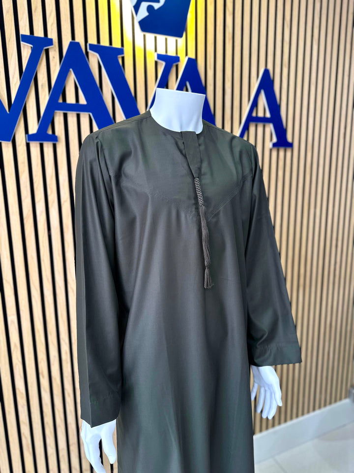 Dark green men’s Emirati thobe modern tailoring meets cultural heritage

