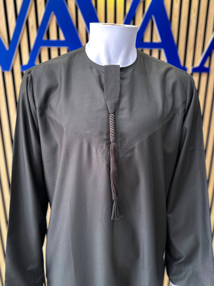 Dark green men’s Emirati thobe – modern tailoring meets cultural heritage

