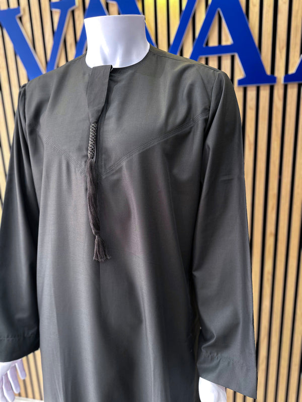 Dark green Emirati thobe for men – premium kandura with traditional Gulf design

