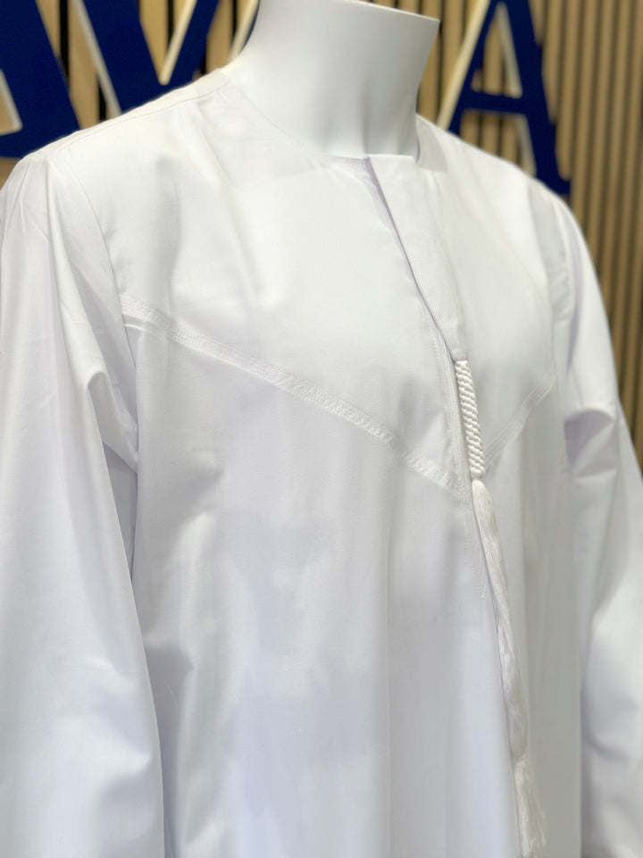 White Emirati thobe for men, long Muslim dress style, soft fabric, Islamic clothing near me for Eid, Jumu’ah, weddings, and special occasions – Vavaa UK Outlet.