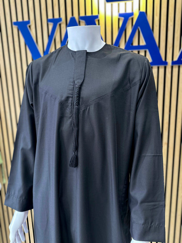 Black men’s kandura with refined Emirati tailoring, available at Vavaa UK Outlet.

