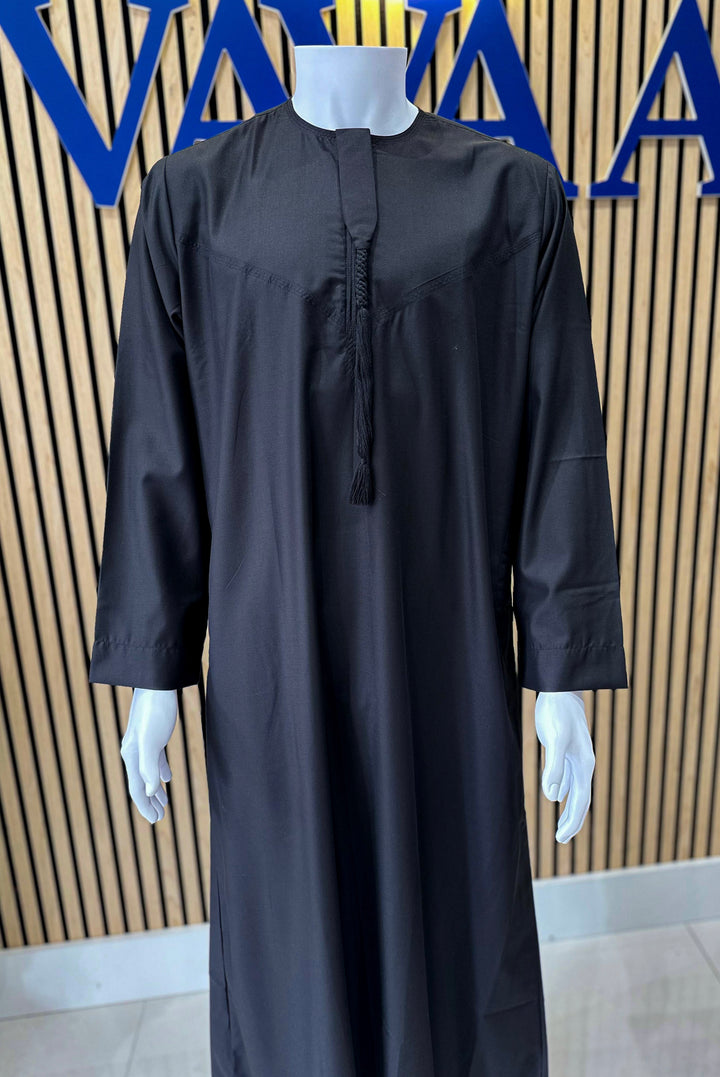 Men’s black Emirati thobe, modern kandura style, high-quality fabric, Islamic attire near me for celebrations, religious events, and everyday wear from Vavaa UK Outlet.