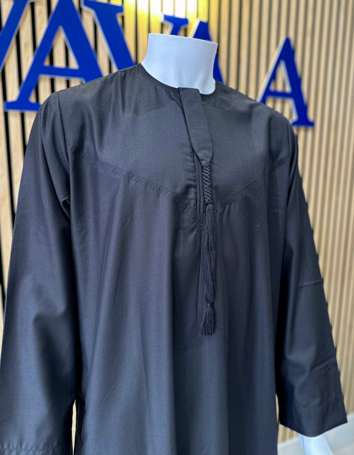 Black Emirati thobe for men, traditional kandura with sleek tailoring, premium Muslim wear near me for formal and religious occasions, find at Vavaa UK Outlet.