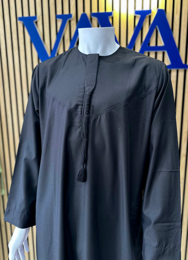 Black men’s thobe, long Emirati dress style, soft cloth, Muslim clothes near me for Eid, Friday prayers, and weddings – Vavaa UK Outlet.
