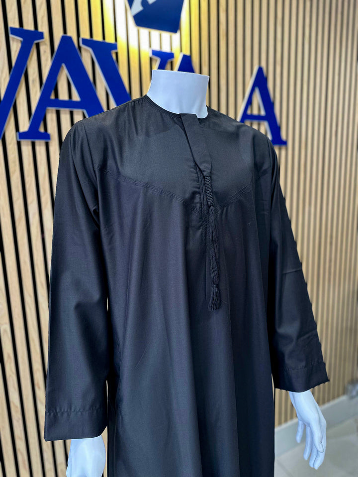 Black thobe for men, Emirati style, smooth cloth, Islamic clothes near me for prayer, Eid, and parties – Vavaa UK Outlet.